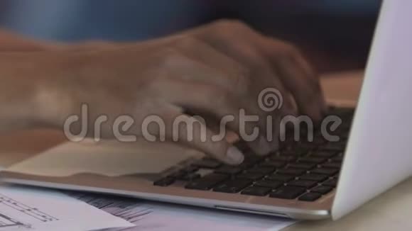 双种族女性手在笔记本电脑键盘上打字自由职业者在做项目视频的预览图
