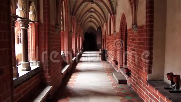 波兰马尔博克日耳曼教团城堡的哥特式拱门和画廊视频的预览图