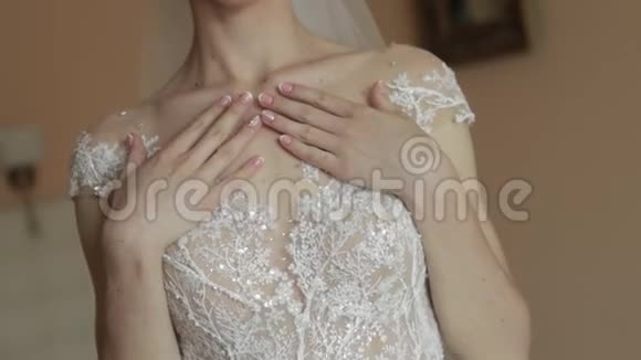在酒店穿着婚纱的漂亮新娘礼服金发女人视频视频的预览图