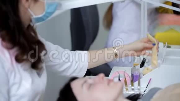 美容师美女戴上帽子视频的预览图
