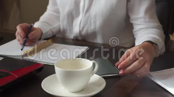 女人用桌子上的电话视频的预览图