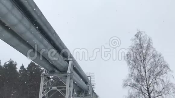 拉脱维亚里加雪地大街上铺设4K巨大的天然气管道视频的预览图