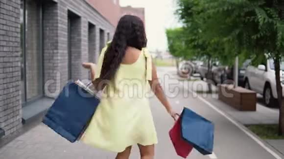 年轻女孩穿着长裙购物后心情很好4K视频的预览图