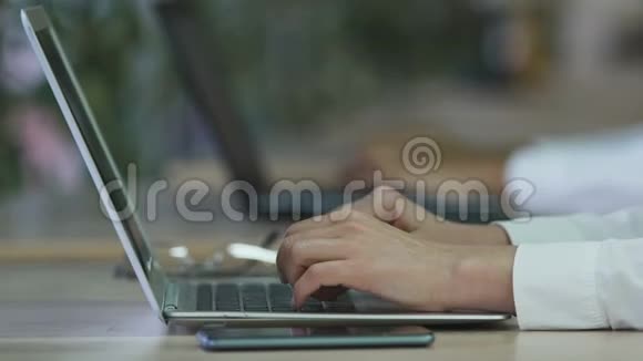 女员工手在笔记本电脑上打字经理在服务中心工作视频的预览图
