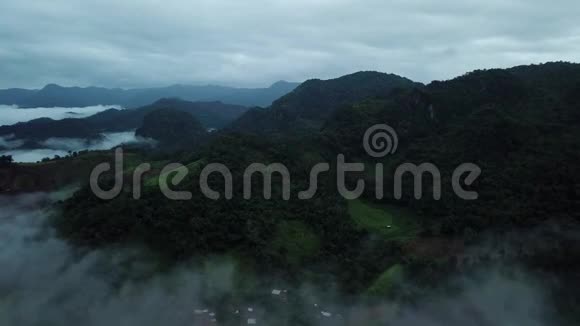 在泰国蒋道的青山上鸟瞰雾气视频的预览图