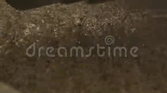 巨大的脏泥水溅在机器上视频的预览图
