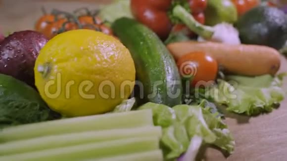 在水果和蔬菜上追踪视频的预览图