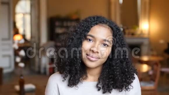 咖啡厅的非洲裔美国黑人女青年肖像视频的预览图