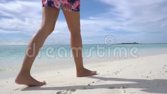 女性的双腿在马尔代夫岛的海边马尔代夫纯海水视频的预览图