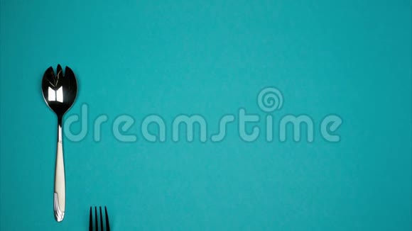 在蓝色背景上一排从小到大的叉子和勺子视频的预览图