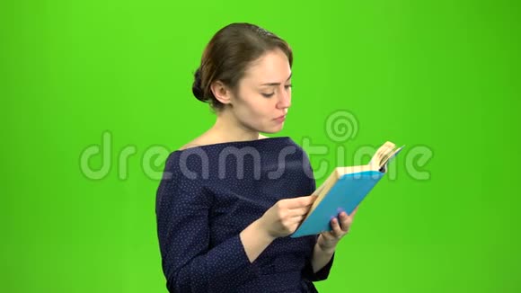 聪明的女孩在读一本书绿色屏幕视频的预览图