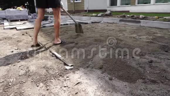工人用铲子施工人行道道路建筑工具铲子和手推车在车轮和沙子上视频的预览图