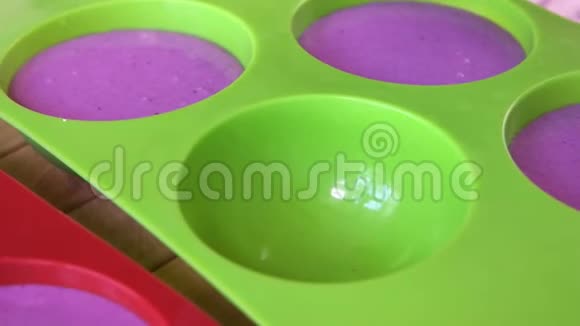 绿色硅胶模具与紫色慕斯视频的预览图