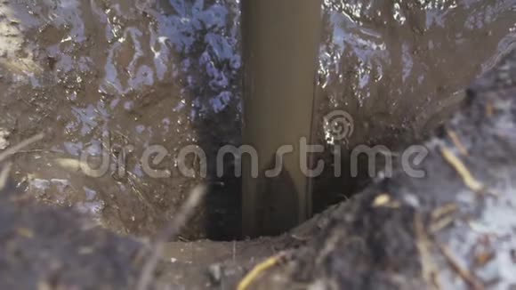 钻头旋转脏水在地面上升视频的预览图
