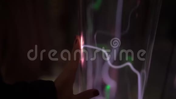 安装在科学博物馆里一个女人用发光的气体敲打管子的手的慢镜头惰性气体视频的预览图