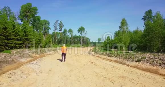工程师走在新的森林道路上视频的预览图