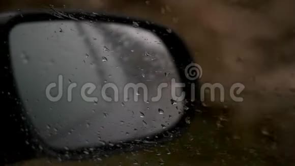 在雨景里开车从车里看到车的镜子视频的预览图