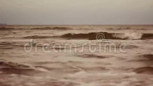 灰色海洋波浪视频的预览图
