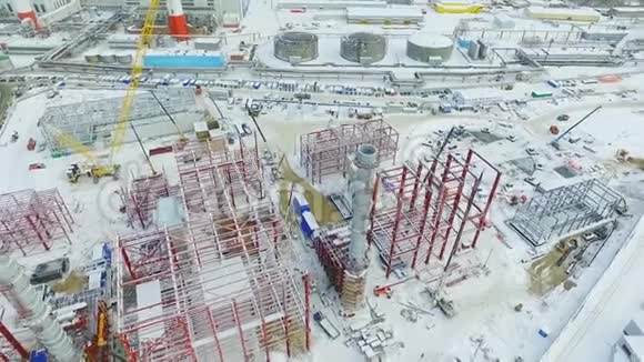 烟塔和工业建筑的建造过程视频的预览图