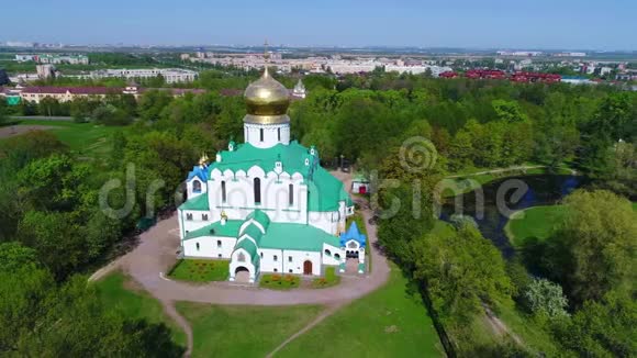 阳光明媚的一天在费多罗夫斯基大教堂上空TsarskoyeSelo航空调查视频的预览图