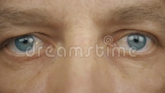 极端近距离正面看人脸上的眼睛蓝灰色的雄性眼睛有不同情绪的人眼微笑愤怒视频的预览图