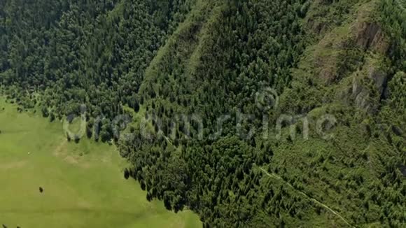 空中在绿松石色的河流上方穿过春天的山谷视频的预览图