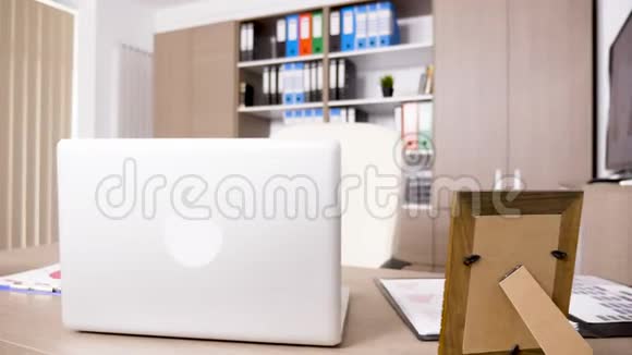 空的办公室内部桌上有一台高档笔记本电脑视频的预览图