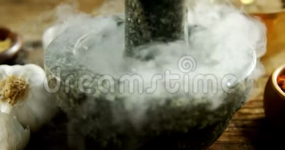 烟雾在砂浆和杵4k视频的预览图