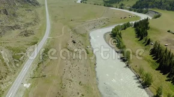 空中在绿松石色的河流上方穿过春天的山谷视频的预览图