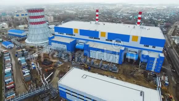 火力发电厂产生电能的蓝色车间视频的预览图