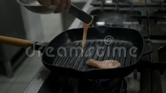 在餐厅厨房的烤盘里烤切火鸡片视频的预览图