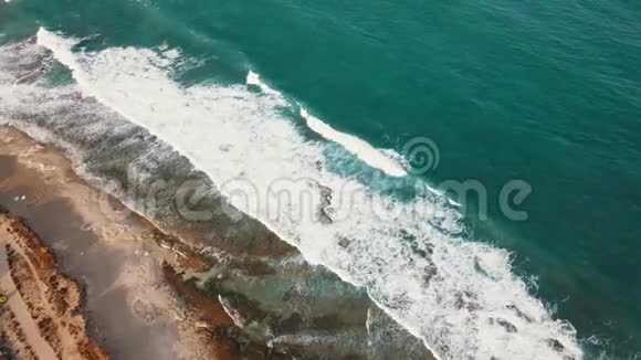 空中飞行碧绿色的海洋波浪上有泡沫的纹理视频的预览图