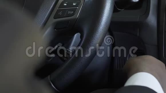 穿着昂贵商务套装的黑人手启动汽车司机特写视频的预览图