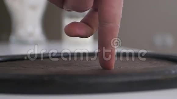 男人的手指在桌子上跳舞视频的预览图