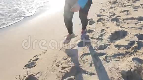 那个女孩在海滩上跑步视频的预览图