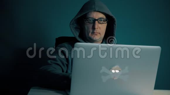 成年男子在电脑上浏览互联网男人深夜坐在桌旁手提电脑从他的时装银幕上视频的预览图