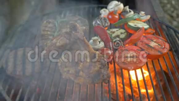 背景大火中烤架上的肉和蔬菜前景中的烟雾从树梢穿过视频的预览图