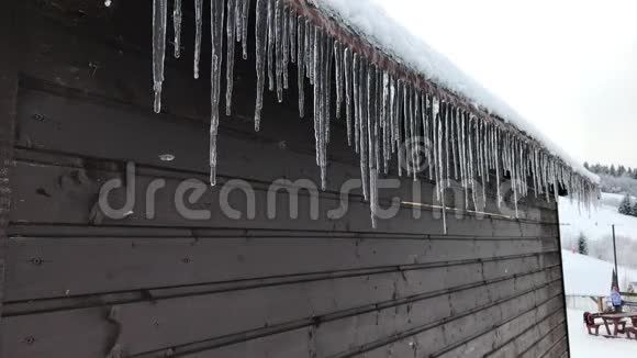 滑雪区屋顶上的冰柱冬季从水中滴落视频的预览图