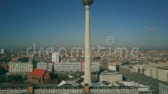 从德国著名的亚历山大广场俯瞰柏林视频的预览图