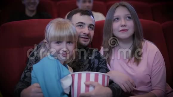 家人在电影院看电影视频的预览图