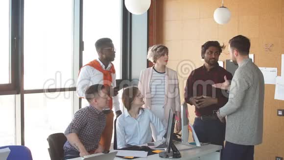 跨国年轻的办公室工作人员穿着便服在室内合作视频的预览图