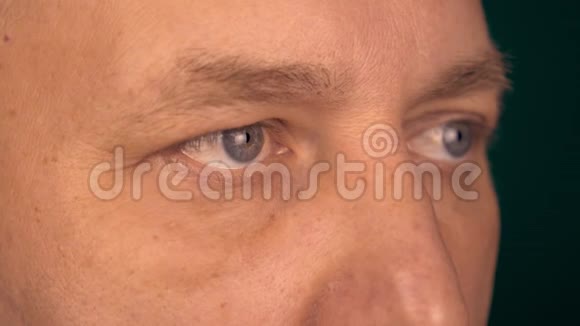 一个人近距离的固定视角男眸看向同一点半色的男性面部表情极端视频的预览图