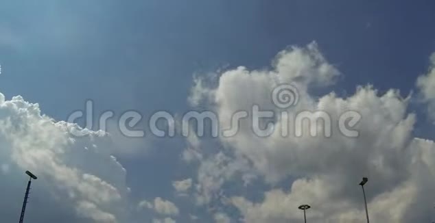乌云在蓝天上移动的时间视频的预览图