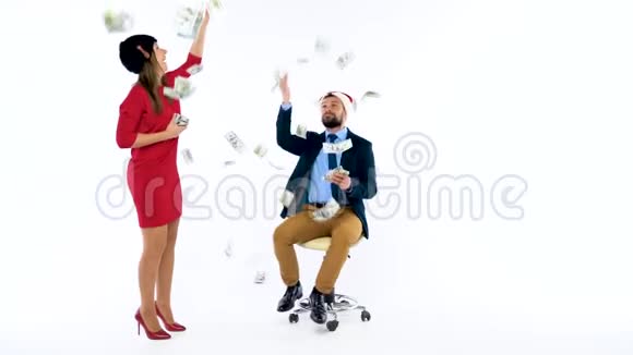 男人和女人得到了圣诞节的现金奖金高兴和扔钱让去庆祝一下慢动作视频的预览图