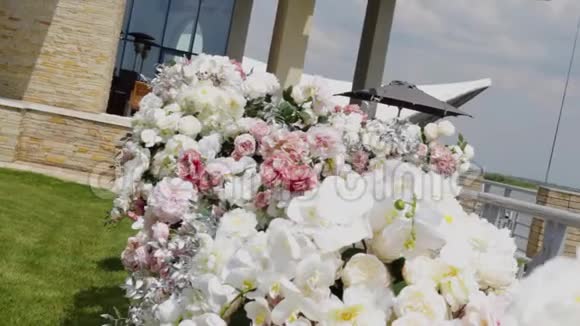 结婚典礼婚礼的地点装饰着许多鲜花婚礼抚养费的地点视频的预览图