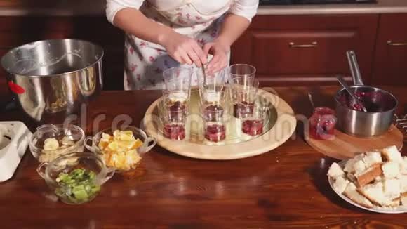 厨师准备甜点女士把香草奶油放在杯子里视频的预览图