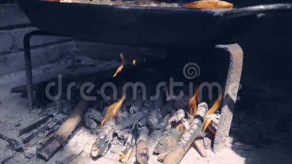 典型的西班牙米饭海鲜饭熟于火视频的预览图