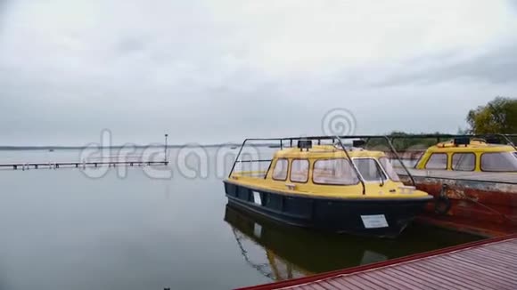 黄色游艇停泊在停车场的码头视频的预览图