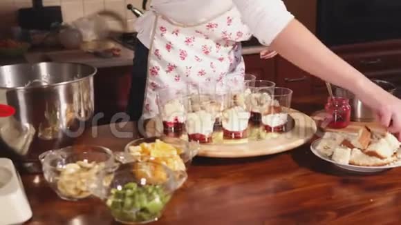 厨师在厨房准备了一份甜点她把蛋糕放进杯子里视频的预览图
