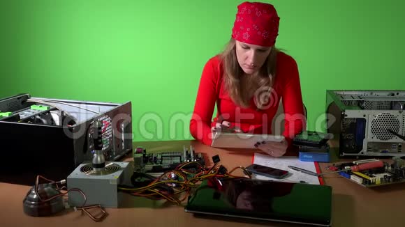 女技术员正在寻找有关平板电脑硬件的信息视频的预览图